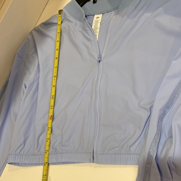 New!ALO Yoga cropped top and High-Waist Airlift Legging in Seashell Blue set. - Picture 4 of 9